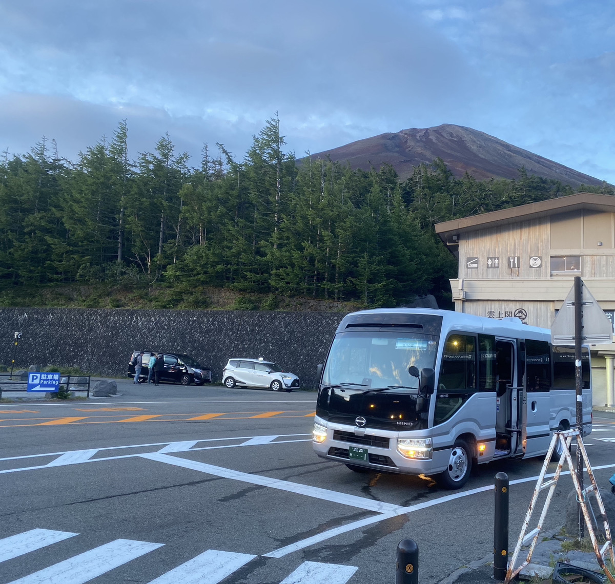 マイクロバスの貸切バスで富士山５合目までお送りしました